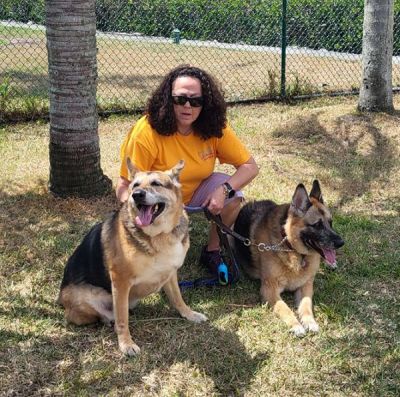 1465
MAGGIE WITH NEW MOM ROBIN AND NEW SISTER DOG 1465
