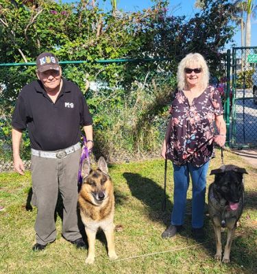 1447
SIDNEY WITH NEW MOM DENISE AND DAD JIM WITH SIS KATY DOG 1447
