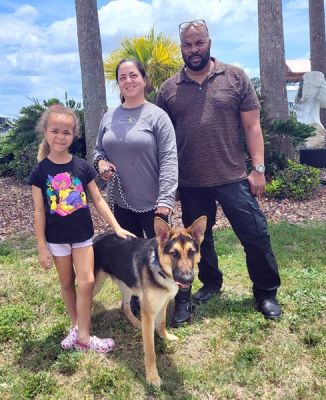 1485
PUPPY MAC WITH NEW MOM ARIELA, DAD RODNEY AND SIS PUAH DOG 1485
