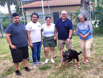1486
PUPPY BENJAMIN WITH NEW DAD LUIS, MOM MARIA AND CALEB, KARLA AND LUMAR DOG 1486
