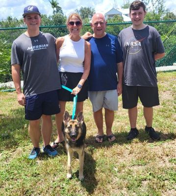1501
CASEY WITH NEW MOM COLEEN AND MDAD GUY WITH BRO ALLESANDRO AND DOMINIC DOG 1501
