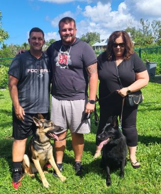 1518
AKELA WITH NEW MOM MICHELLE AND DAD DAVID WITHG NEW BRO ROOKIE DOG 1518
