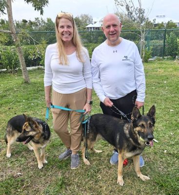 1574
ODIE WITH NEW MOM COLEEN AND DAD GUY WITH SIS GABBY DOG 1574
