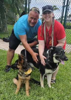 1812 AND 1813
PUPPY BUSTER WITH HIS NEW PARENTS AND SISTED, SHOWN WITH MOM KARIANNE NDDAD DAN DOGS 1812 AND 1813 
