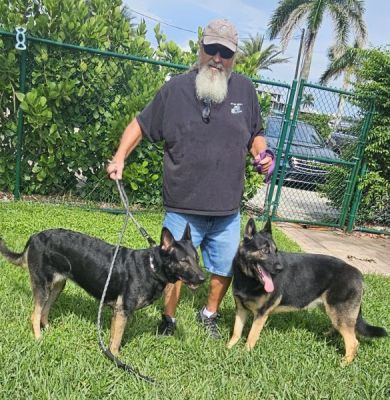 1827
LUNA 35 WITH NEW DAD RICHARD AND NEW SISTER DOG 1827
