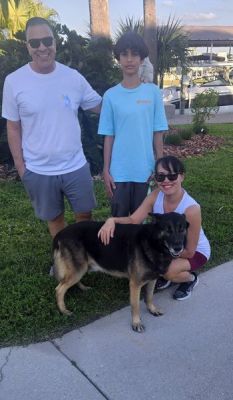 1833
SHERMAN WITH NEDW DAD JOHN, MOM DIANNE AND BRO EVAN DOG 1833
