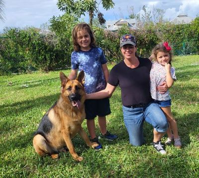 KANE WITH NEW MOM NICOLE AND BRO LUCA AND SIS DELLA DOG 1395
Keywords: 1396