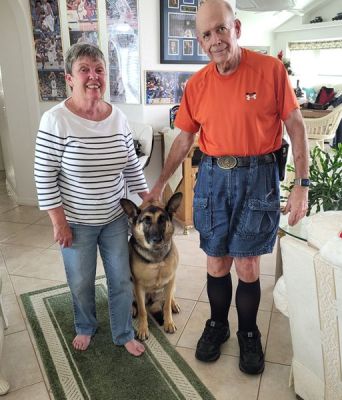 ZEENA WITH NEW M OM KATHY AND DAD TOM DOG 1424
Keywords: 1424