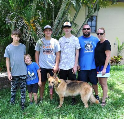 BELLA WITH DAD SHANE MOM KATY AND MATT, CALEB, TYLER AND COLTON DOG 1130
Keywords: 1140