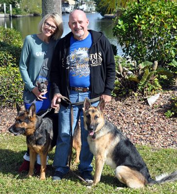 JASMINE WITH NEW DAD RON, MOM JULIE AND BROTHER MAX AND MINI SIS CHEE DOG 983
Keywords: 983