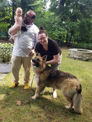 FRED WITH NEW MOM KELLY AND DAD DAVE WITH BABY HELEN DOG 1152
