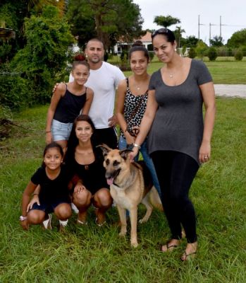 MAXIMUM WITH LARGE NEW FAMILY MIRTHA, ALVARO,YAMI SAMANTHA AND ASHLEY DOG 617
