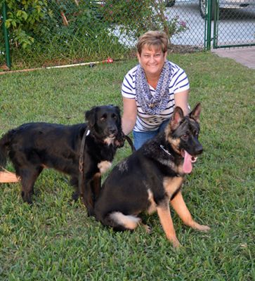 BETSY WITH NEW MOM ANN AND BROTHER BRODIE DOG 847
