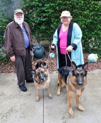 JACK WITH NEW MOM BERYL, DAD GLENN AND SISTER DAKOTA DOG 889
Keywords: 889