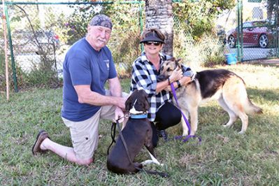 BRUCE WITH NEW MOM GAIL AND DAD GORDY DOG 996
Keywords: 996