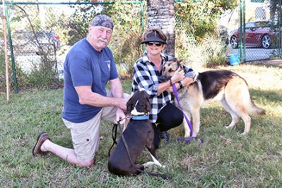 BRUCE WITH NEW MOM GAIL AND DAD GORDY DOG 996
Keywords: 996