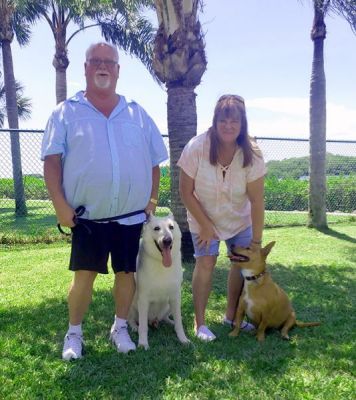 SNOWBALL AKA BEAR WITH NEW MOM CHRIS AND DAD DANNY WITH SIS CALLI DOG 1243
Keywords: 1243