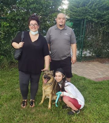 ACHILLES WITH NEW MOM ISABEL WITH MOM CAROLYN AND DAD KEN DOG 1244
Keywords: 1244