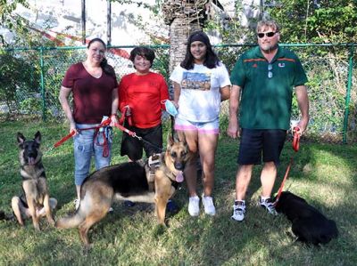 KAIA WITH MOM KIMLY, DAD MIKE KIDS GIOVANNA AND DOMINIC AND 2 SISTERS DOG 1179
Keywords: 1179