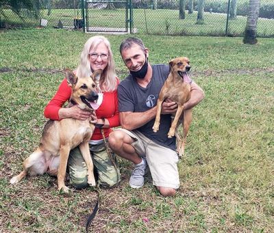 PHOEBE WITH NEW MON DANA DAD BRAD AND BRO JASPER DOG 1190
Keywords: 1190