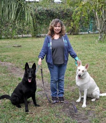 KELLY-GRACE WITH NEW MOM ANNA AND BROTHER LIAM DOG 1195
Keywords: 1195