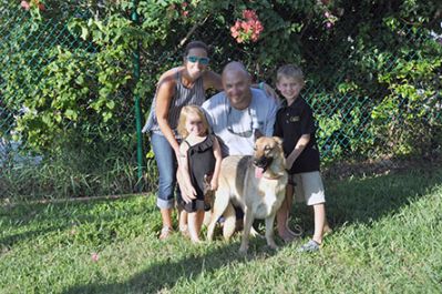 LUCY WITH DAD ERIC MOM LINDSAY AND REAGAN AND CHASE DOG 921
Keywords: 921