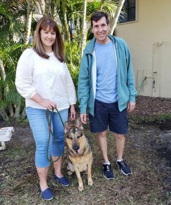 BRISBY WITH NEW MOM AMY AND DAD DAN DOG 1003
Keywords: 1003