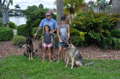 KATO WITH NEW DAD TODD, MOM KENNA SIS SYDNEY AND BRO HUNTER DOG 924
Keywords: 924