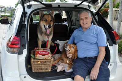 KING WITH HIS NEW DAD BERNIE AND SIS GABBY DOG 947 
Keywords: 947