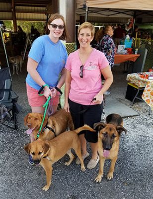 LOLA WITH MOM DAWN DAUGHTER SARA  DOGS CANDI AND ELLIE  DOG 740
