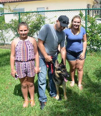 MAX11 WITH HIS NEW DAD ERIK AND SISTERS BETSY AND BETRIX  DOG 841
