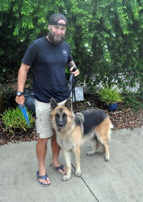 TOROK WITH NEW DAD MIKE DOG 1154
Keywords: 1154