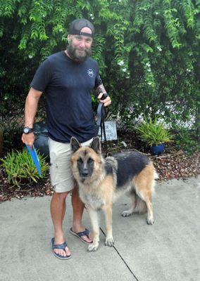 TOROK WITH NEW DAD MIKE DOG 1154
Keywords: 1154