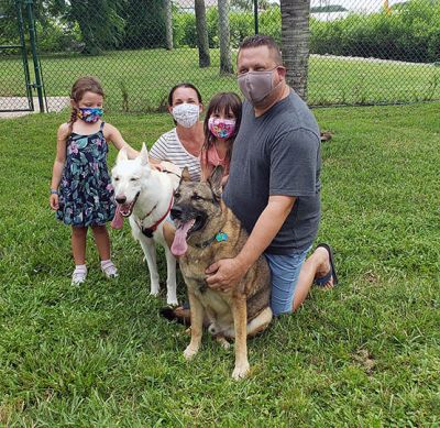 NIKKI WITH NEW MOM CHRISSY AND DAD BRENTON SIS'S MACKAIN AND DELANEY DOG 1160
Keywords: 1160