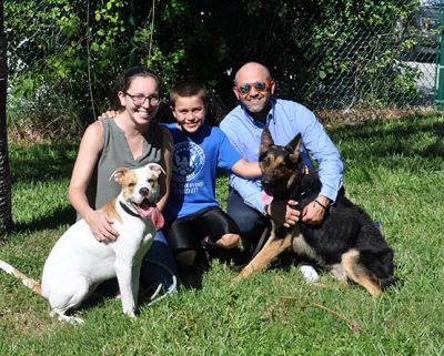 ROKO WITH NEW DAD RAYDEL NEW SIS HONEY, BROTHER JOEL AND MOM TRISH DOG 937
Keywords: 937