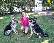 LEXI NUMBER 2 WITH SIS MARLEY AND MOM TANYA DOG 627
